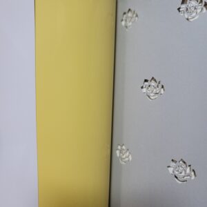 同人誌の表3部分。淡いイエローの紙にカバー折り返しがかかっている。右側に、バラの切り抜きが入ったグレーの遊び紙。