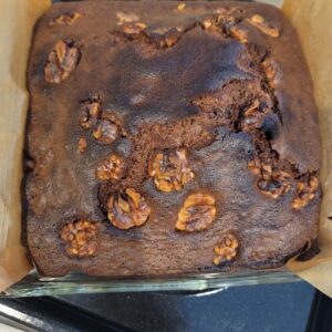クルミ入りのブラウニーが焼き上がっている写真。若干焦げてひび割れている。