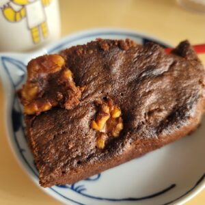 切り分けられたクルミ入りのブラウニーが皿に乗っている写真。