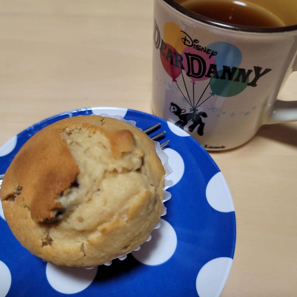 メープルシロップ&ナッツのマフィンと紅茶の写真。