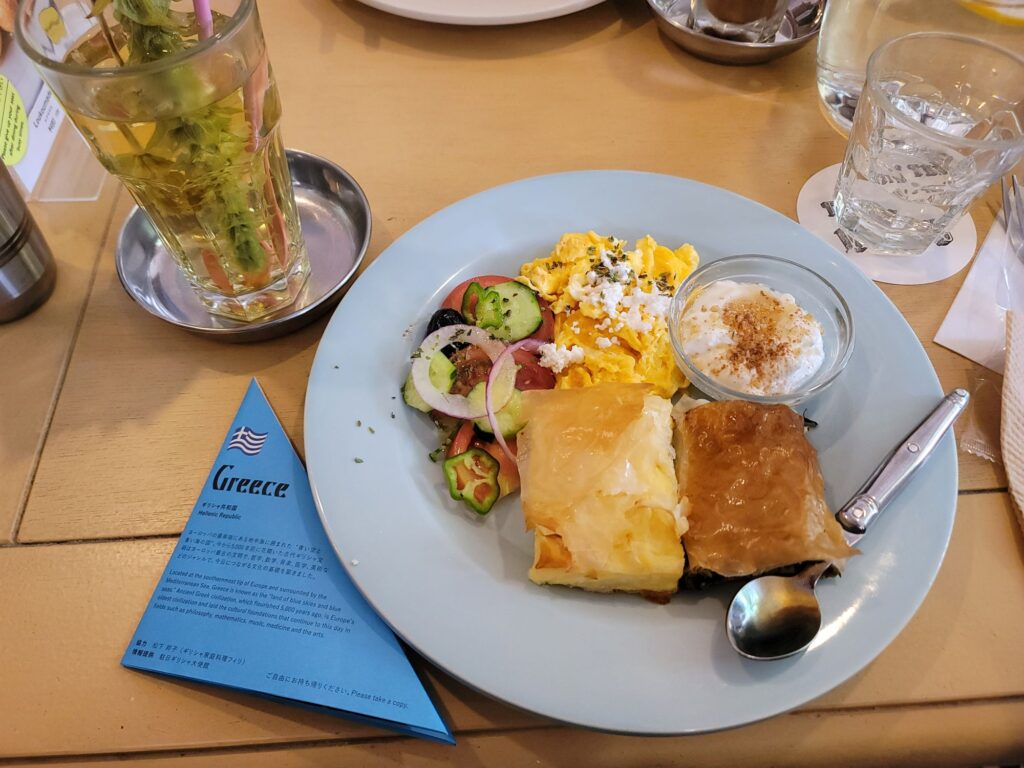「TASTE THE WORLD」のギリシャの朝ごはんプレートとチャイ・トゥ・ヴヌーの写真